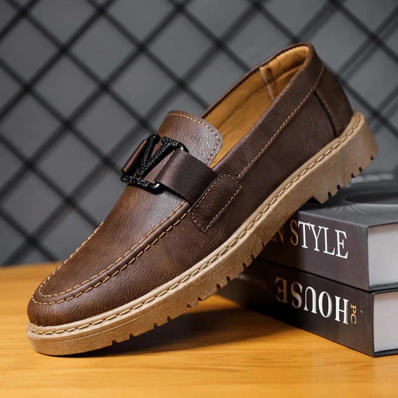 Herren-Loafer aus Leder, braun, modisch und bequem, ideal für Sommer 2023. Klassisches Design, rutschfeste Sohle, perfekt für stilvolle Auftritte.