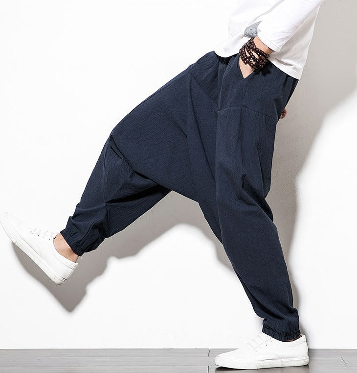 Dunkelblaue Haremshose für Herren, lässig und bequem, ideal für Freizeit und Yoga. Perfekt kombinierbar mit weißen Sneakern.