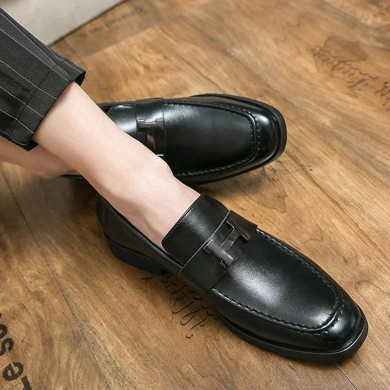 Luxus Herren Loafer aus echtem Leder, retro Stil, schwarz, ideal für Business und formelle Anlässe. Bequeme Slip-On Schuhe für stilvolle Auftritte.
