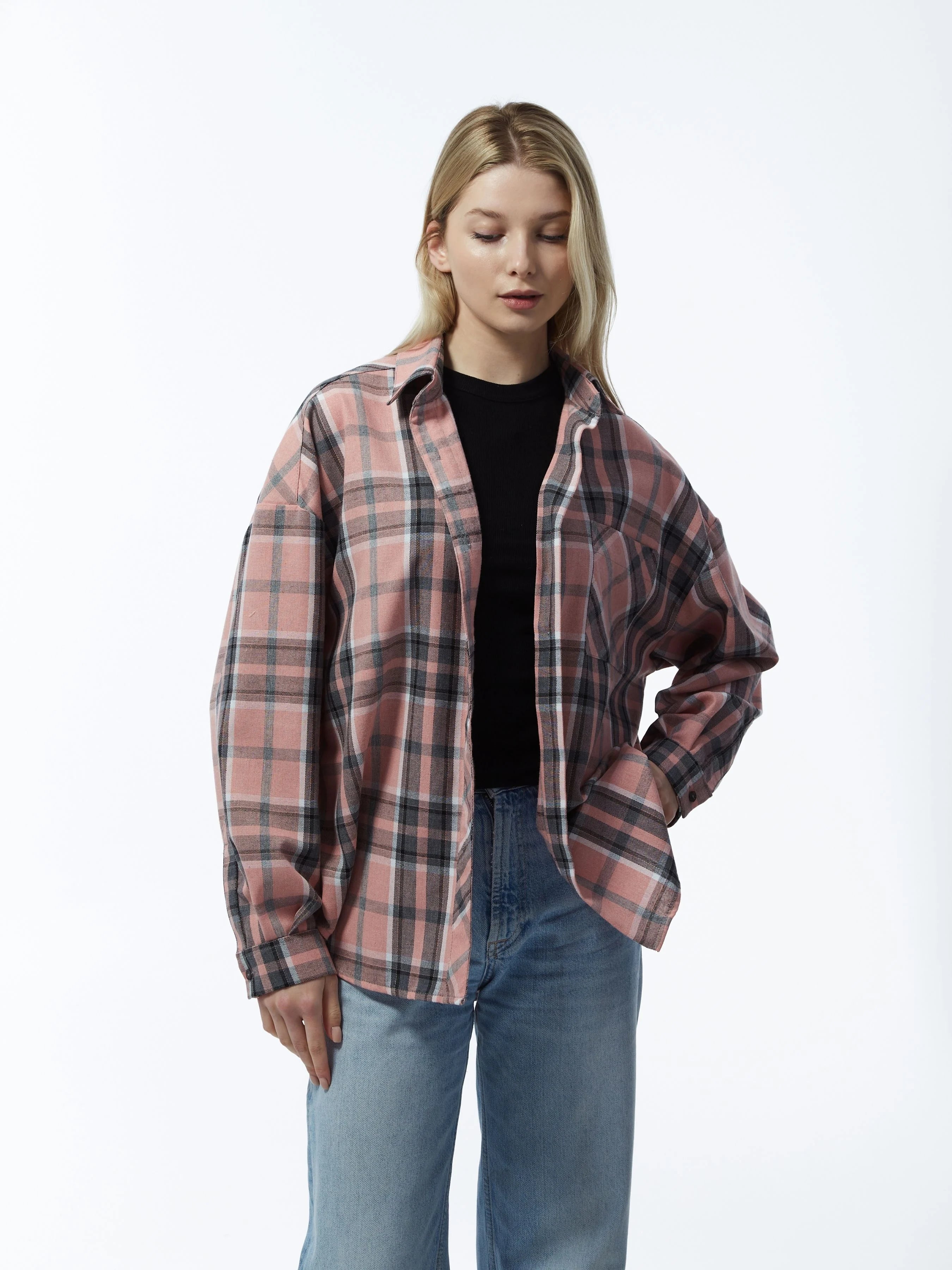 Damen Karohemd in Rosa und Schwarz, lässig geschnitten, ideal für Freizeitmode. Perfekt kombinierbar mit Jeans für einen trendigen Look.