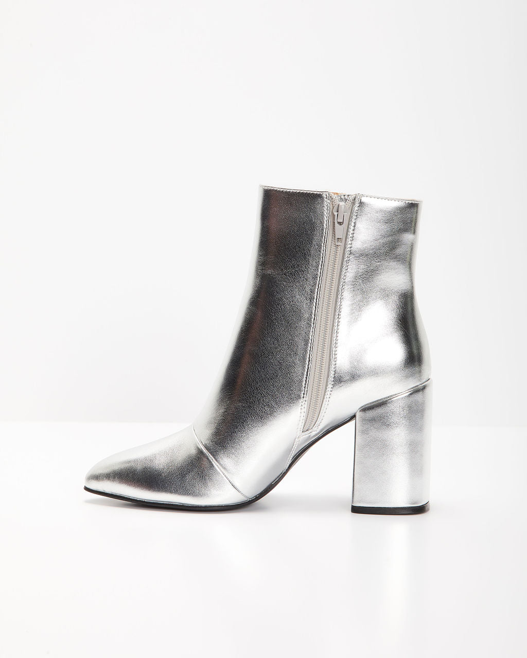 Silberne Damenstiefelette mit Blockabsatz und Reißverschluss, modisch und elegant. Perfekt für trendige Herbst- und Winteroutfits.