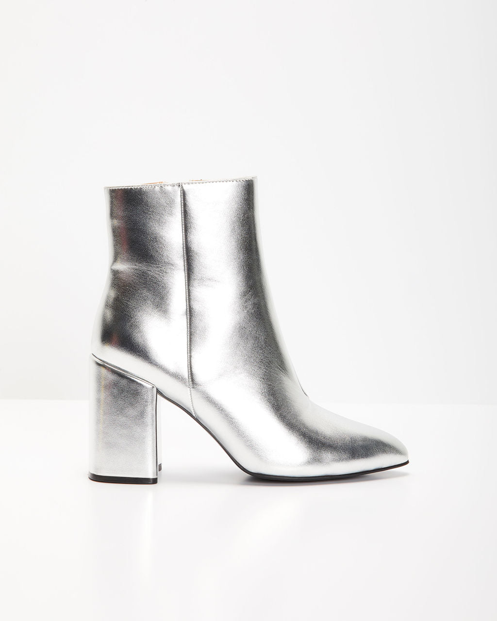 Silberne Damenstiefelette mit Blockabsatz, glänzendem Finish und modernem Design. Perfekt für trendige Herbst- und Winteroutfits.