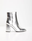 Silberne Damenstiefelette mit Blockabsatz, glänzendem Finish und modernem Design. Perfekt für trendige Herbst- und Winteroutfits.
