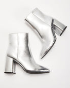 Silberne Damenstiefeletten mit Blockabsatz, modisch und elegant. Perfekt für Herbstmode, trendige Schuhe, stilvolle Damenstiefel.
