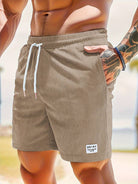 Braune Herren-Badeshorts mit Kordelzug, geripptem Stoff und Logoaufnäher am Bein.