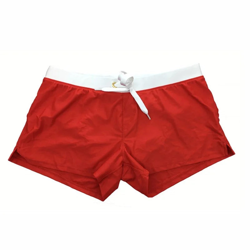 Rote Herren-Badeshorts, schnell trocknend, atmungsaktiv, mit Reißverschlusstasche. Ideal für Surfen, Schwimmen und Strandaktivitäten.