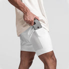 Weiße Herren-2-in-1-Shorts, atmungsaktiv, schnell trocknend, ideal für Fitness und Freizeit.