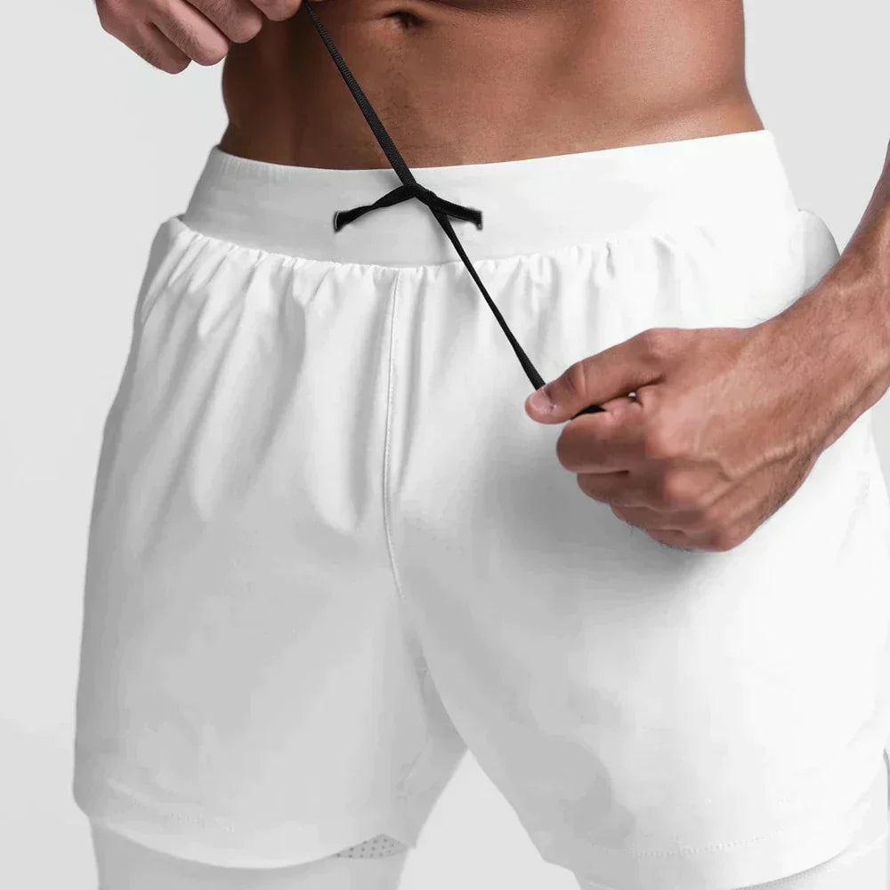 Weiße Herren 2-in-1 Fitness-Shorts, atmungsaktiv, schnell trocknend, ideal für Sport und Freizeit.