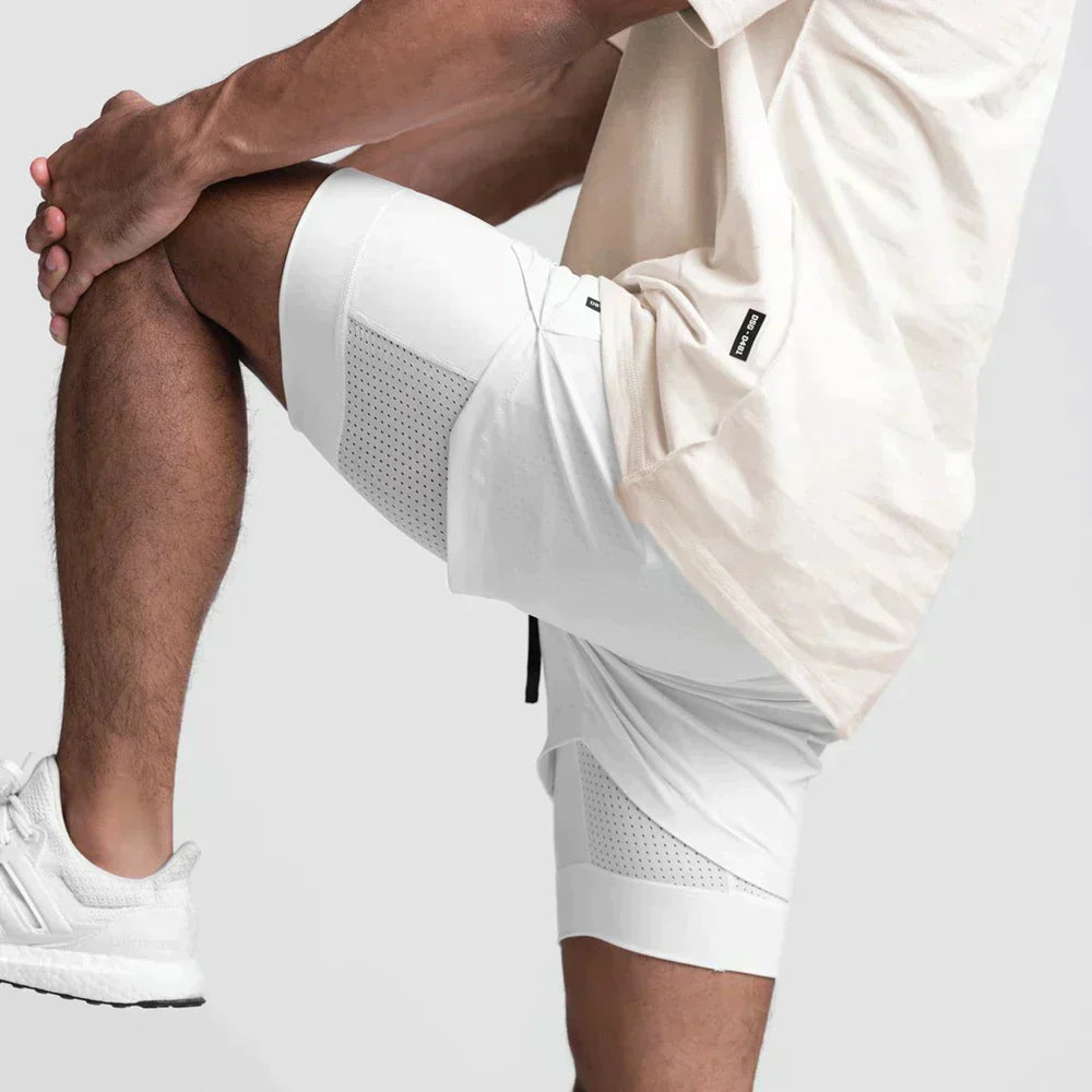 Weiße 2-in-1 Herren-Shorts, atmungsaktiv, schnell trocknend, ideal für Fitness und Freizeit.