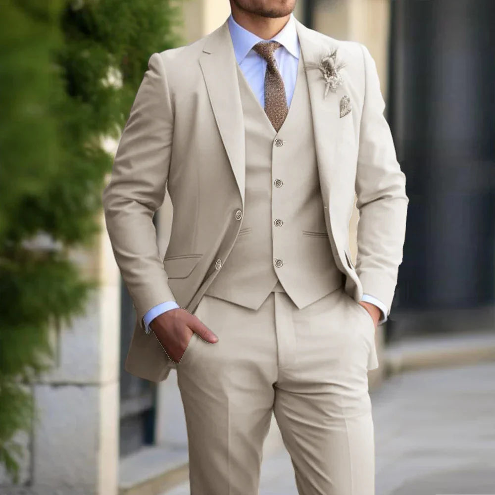Klassischer Herrenanzug in Beige, 3-teilig: Slim Fit Blazer, Weste, Hose. Perfekt für formelle Anlässe, Business und Hochzeiten.
