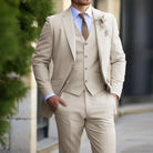 Klassischer Herrenanzug in Beige, 3-teilig: Slim Fit Blazer, Weste, Hose. Perfekt für formelle Anlässe, Business und Hochzeiten.