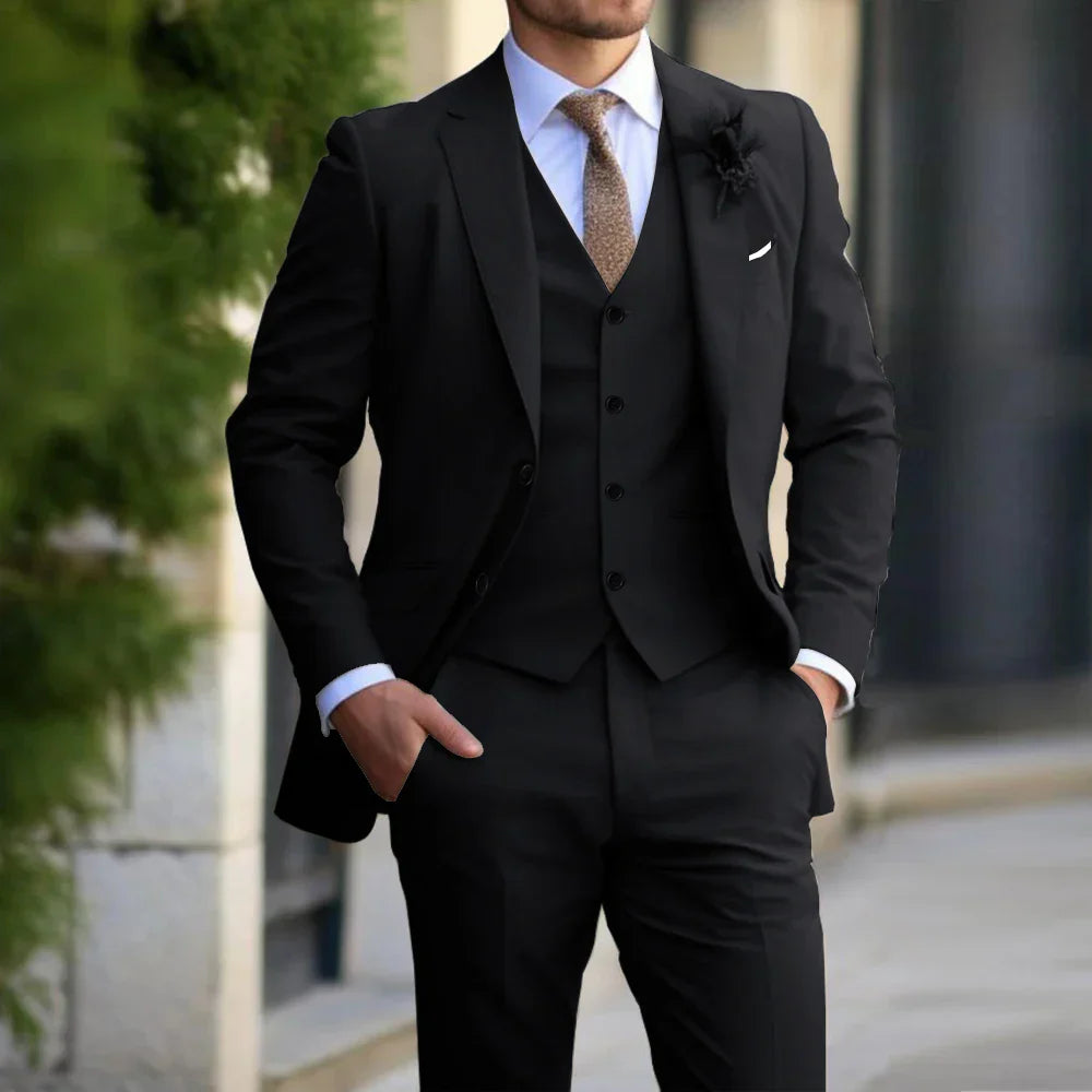 Klassischer Herrenanzug in Schwarz, 3-teilig: Slim Fit Blazer, Weste, Hose. Perfekt für formelle Anlässe, Business und Hochzeiten.