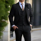 Klassischer Herrenanzug in Schwarz, 3-teilig: Slim Fit Blazer, Weste, Hose. Perfekt für formelle Anlässe, Business und Hochzeiten.