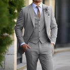 Elegantes graues Herrenanzug-Set: Slim-Fit Blazer, Weste und Hose. Perfekt für formelle Anlässe, Business und Hochzeiten. Hochwertige Mode.