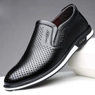 Elegante schwarze Herrenschuhe aus Leder, Designer-Loafers mit perforiertem Muster, ideal für stilvolle Anlässe und komfortables Tragen.