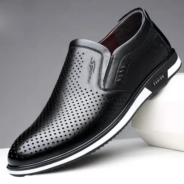Elegante schwarze Herrenschuhe aus Leder, Designer-Loafers mit perforiertem Muster, ideal für stilvolle Anlässe und komfortables Tragen.
