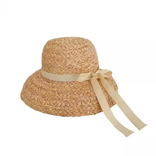 Breiter Rand Raffia Strohhut für Damen, ideal für Sommer und Strand. Modischer Sonnenhut mit flacher Krone und dekorativer Schleife.
