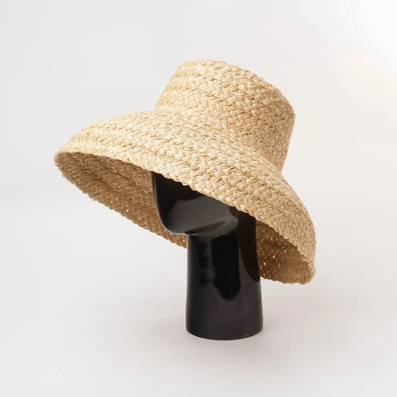 Breitrandiger Raffia-Strohhut für Damen, ideal für Sommer und Strand. Modischer UV-Schutz, flache Krempe, perfektes Accessoire für den Urlaub.