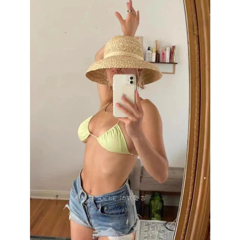 Breitrandiger Raffia-Hut für Damen, ideal für Sommer und Strand. Modischer Strohhut mit UV-Schutz, perfekt für Urlaub und Freizeit.