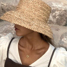 Breitrandiger Raffia-Hut für Damen, ideal für Sommer, Strand und Urlaub. Modischer Strohhut mit UV-Schutz, perfekt für stilvolle Outfits.