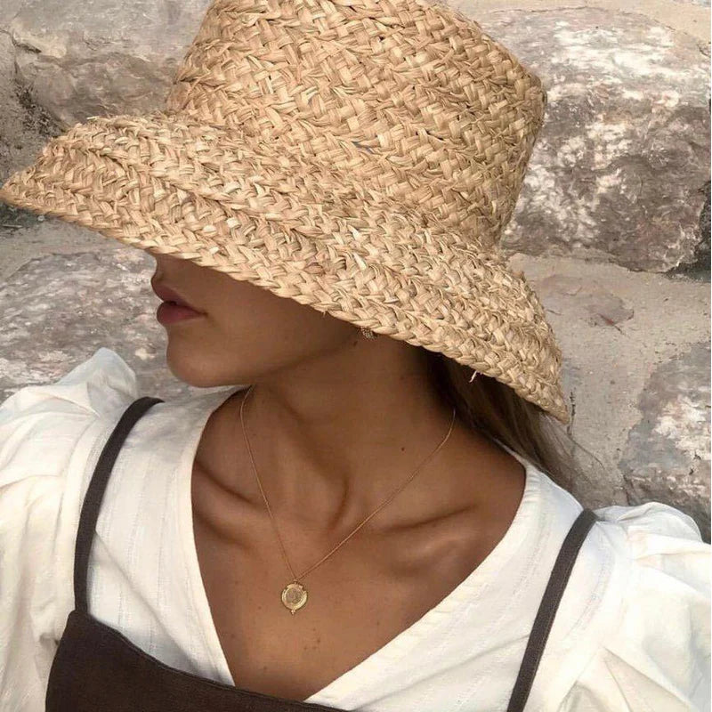 Breitrandiger Raffia-Hut für Damen, ideal für Sommer, Strand und Urlaub. Modischer Strohhut mit UV-Schutz, perfekt für stilvolle Outfits.