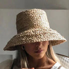 Breitrandiger Raffia-Hut für Damen, ideal für Sommer und Strand. Modischer Strohhut mit UV-Schutz, perfekt für Urlaub und Freizeit.