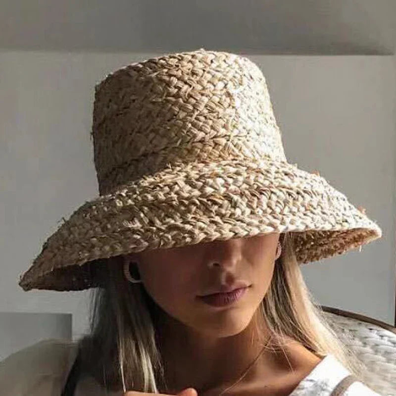 Breitrandiger Raffia-Hut für Damen, ideal für Sommer und Strand. Modischer Strohhut mit UV-Schutz, perfekt für Urlaub und Freizeit.