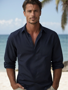 Dunkelblaues Strandhemd für Herren, lässig und stilvoll, ideal für Sommermode am Strand. Perfekt für Freizeit und Urlaub.