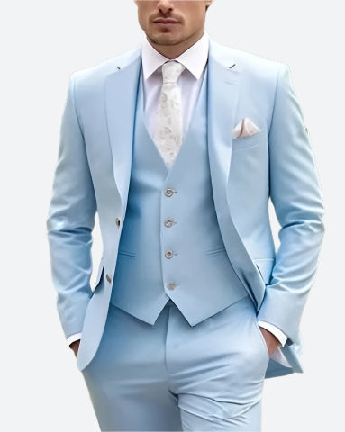Eleganter hellblauer Anzug für Herren, dreiteilig mit Weste, ideal für Hochzeiten und formelle Anlässe. Stilvoller Business-Look.