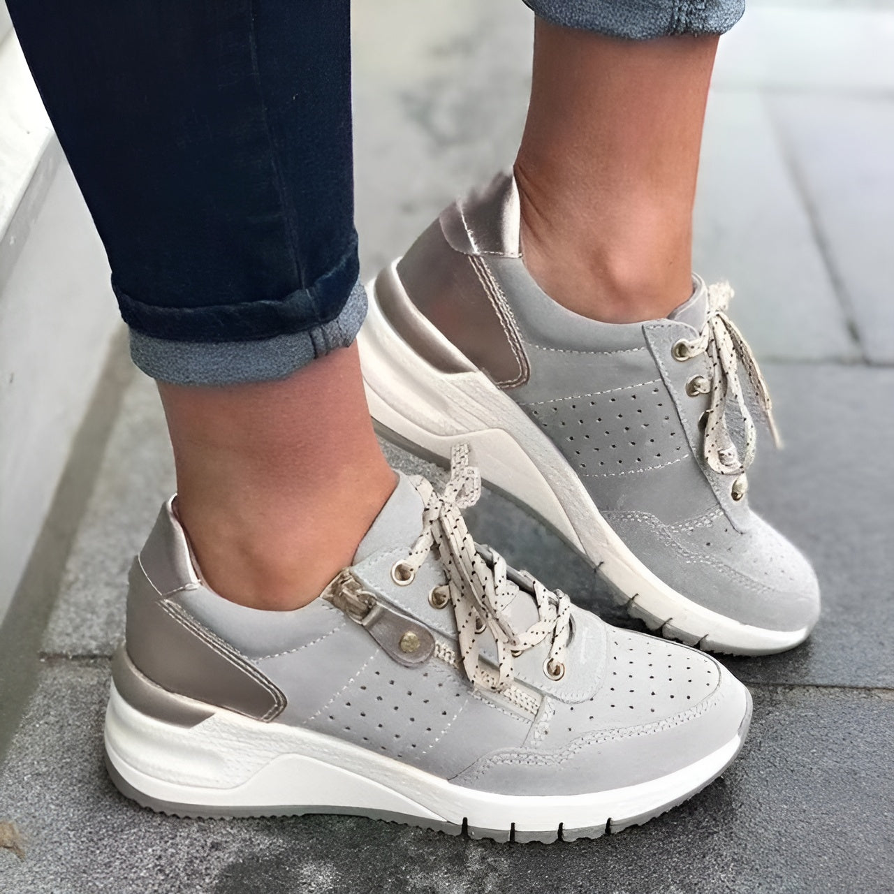 Damen orthopädische Keilsneaker in Grau, bequem und stilvoll, ideal für Alltag und Freizeit. Perfekte Passform, modisches Design, hoher Tragekomfort.