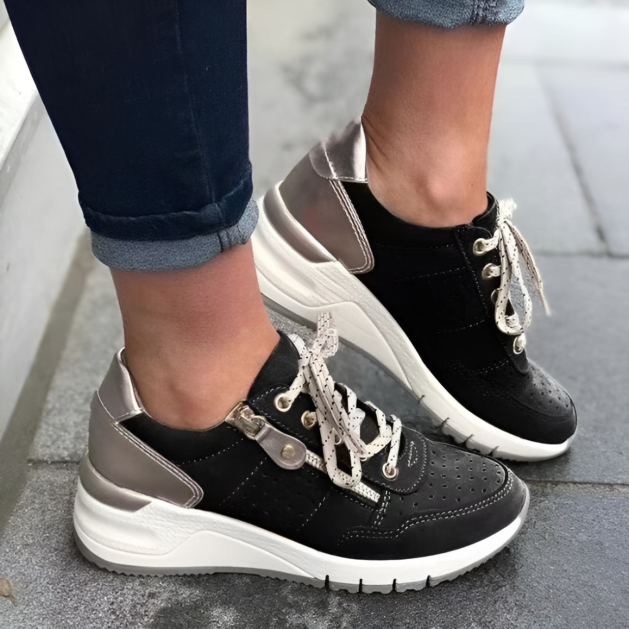 Schwarze orthopädische Keilsneaker mit silbernen Akzenten, bequeme Damen-Sportschuhe, ideal für Alltag und Freizeit, modisch und funktional.