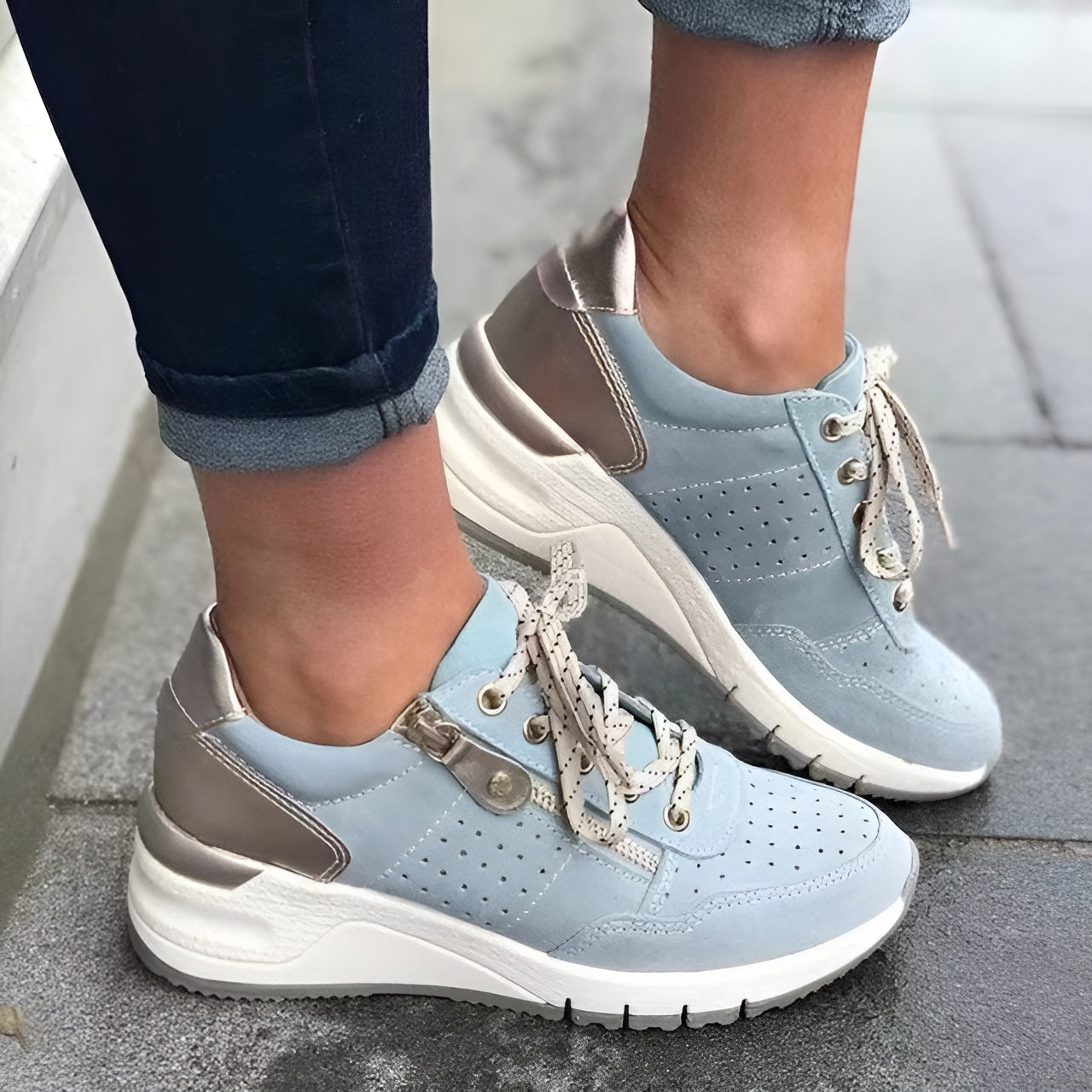 Damen Orthopädische Keilsneaker in Hellblau, bequem und stilvoll, ideal für Alltag und Freizeit. Perfekte Passform, modisches Design, hoher Tragekomfort.
