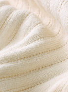 Weicher cremefarbener Strickstoff, ideal für Pullover und Decken. Hochwertige Textur, warm und gemütlich. Perfekt für Herbst- und Wintermode.