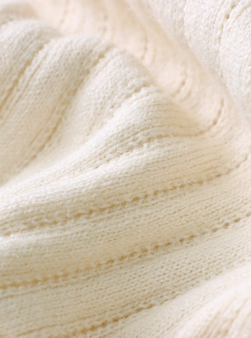 Weicher cremefarbener Strickstoff, ideal für Pullover und Decken. Hochwertige Textur, warm und gemütlich. Perfekt für Herbst- und Wintermode.