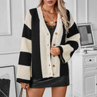 Damen Strickjacke mit schwarz-weißen Streifen, V-Ausschnitt und Knopfleiste. Modischer Look, ideal für Herbstmode und Streetstyle.