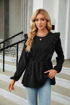 Damenbluse mit Rüschen, schwarz, langärmelig, elegant, kombiniert mit blauen Jeans. Perfekt für stilvolle Freizeit- und Büro-Outfits.