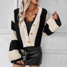 Damenmode: Gestreifter Strick-Cardigan in Schwarz und Beige, kombiniert mit schwarzem Spitzen-Top und Lederrock. Trendy Herbst-Outfit.