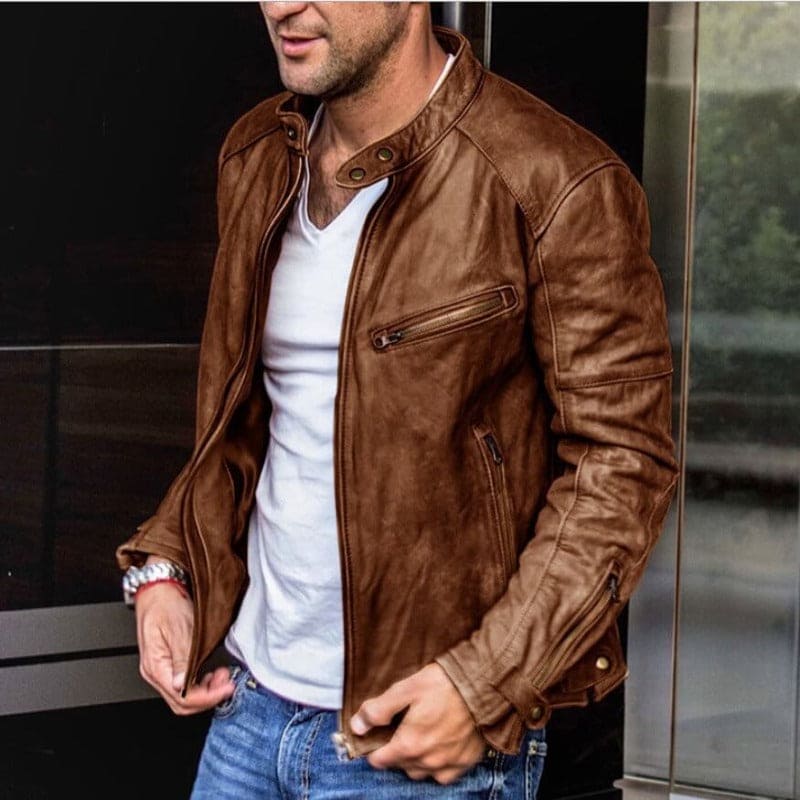 Braune Lederjacke für Herren, stilvoll und modern, kombiniert mit weißem T-Shirt und blauer Jeans. Perfekt für lässige und elegante Outfits.