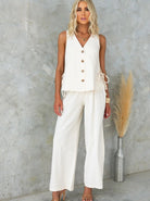 Elegantes Damen-Outfit: Weißes ärmelloses Top mit Knopfleiste und weite Hose. Perfekt für Sommermode, lässiger Chic, stilvolle Damenbekleidung.