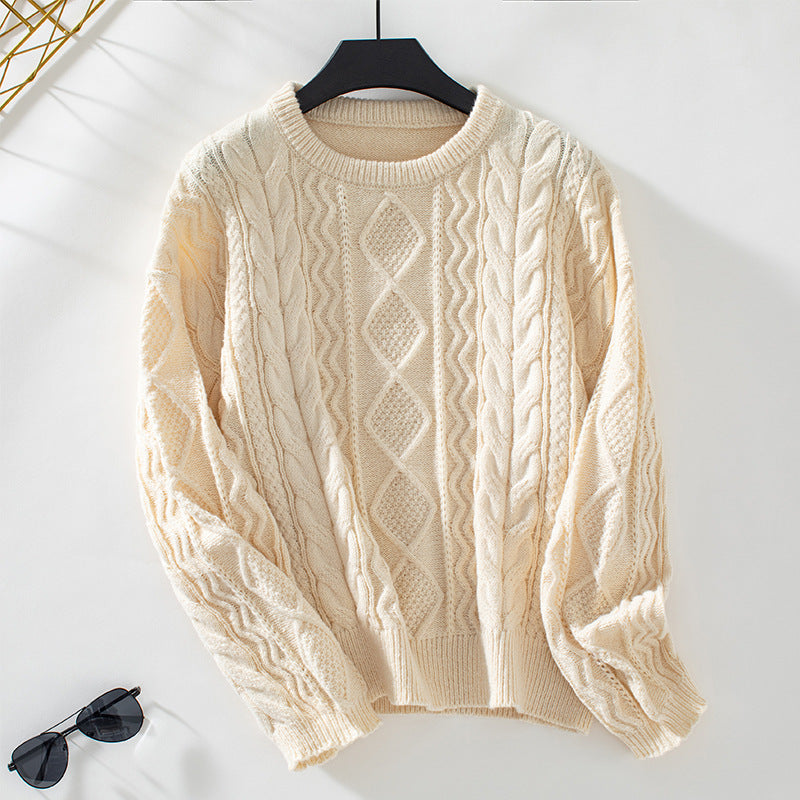 Beiger Strickpullover mit Zopfmuster, ideal für Herbstmode. Weicher, warmer Stoff, perfekt für stilvolle, gemütliche Outfits.