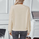 Damenpullover in Creme, Rückansicht. Strickmuster, lässiger Stil, ideal für Herbstmode. Perfekt kombinierbar mit Jeans für einen eleganten Look.