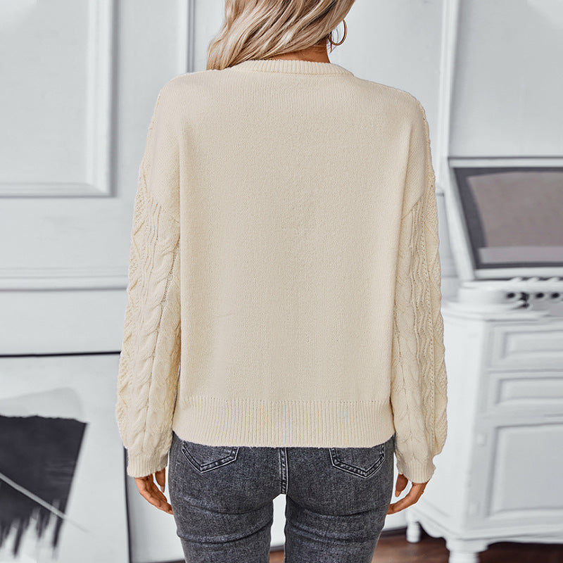 Damenpullover in Creme, Rückansicht. Strickmuster, lässiger Stil, ideal für Herbstmode. Perfekt kombinierbar mit Jeans für einen eleganten Look.