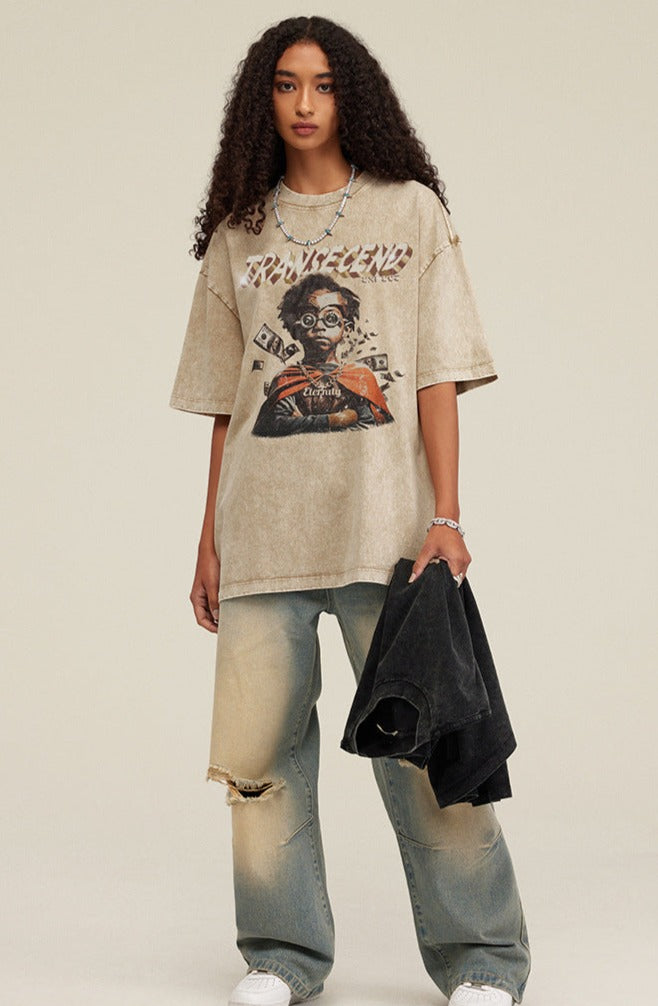 Frau in lässigem Outfit mit bedrucktem T-Shirt und Jeans, hält Jacke. Streetwear, Mode, urbaner Stil, Oversize-Look, Trend 2023.