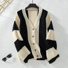 Schwarz-weiß gestreifter Strickcardigan mit V-Ausschnitt und Knopfleiste, ideal für Herbstmode. Trendige Damenbekleidung, bequem und stilvoll.