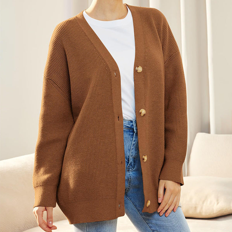 Damen Strickjacke in Braun, V-Ausschnitt, Knopfleiste, lässiger Stil. Perfekt für Herbstmode, bequem und stilvoll. Ideal für Freizeitoutfits.