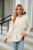 Damenmode: Elegante, cremefarbene Bluse mit Rüschenärmeln, kombiniert mit blauen Jeans. Perfekt für stilvolle Freizeit- und Büro-Outfits.