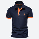Dunkelblaues Polohemd mit orangefarbenen Akzenten und gesticktem Logo. Stilvoll, modern, ideal für Freizeit und Sport. Hochwertige Baumwolle.