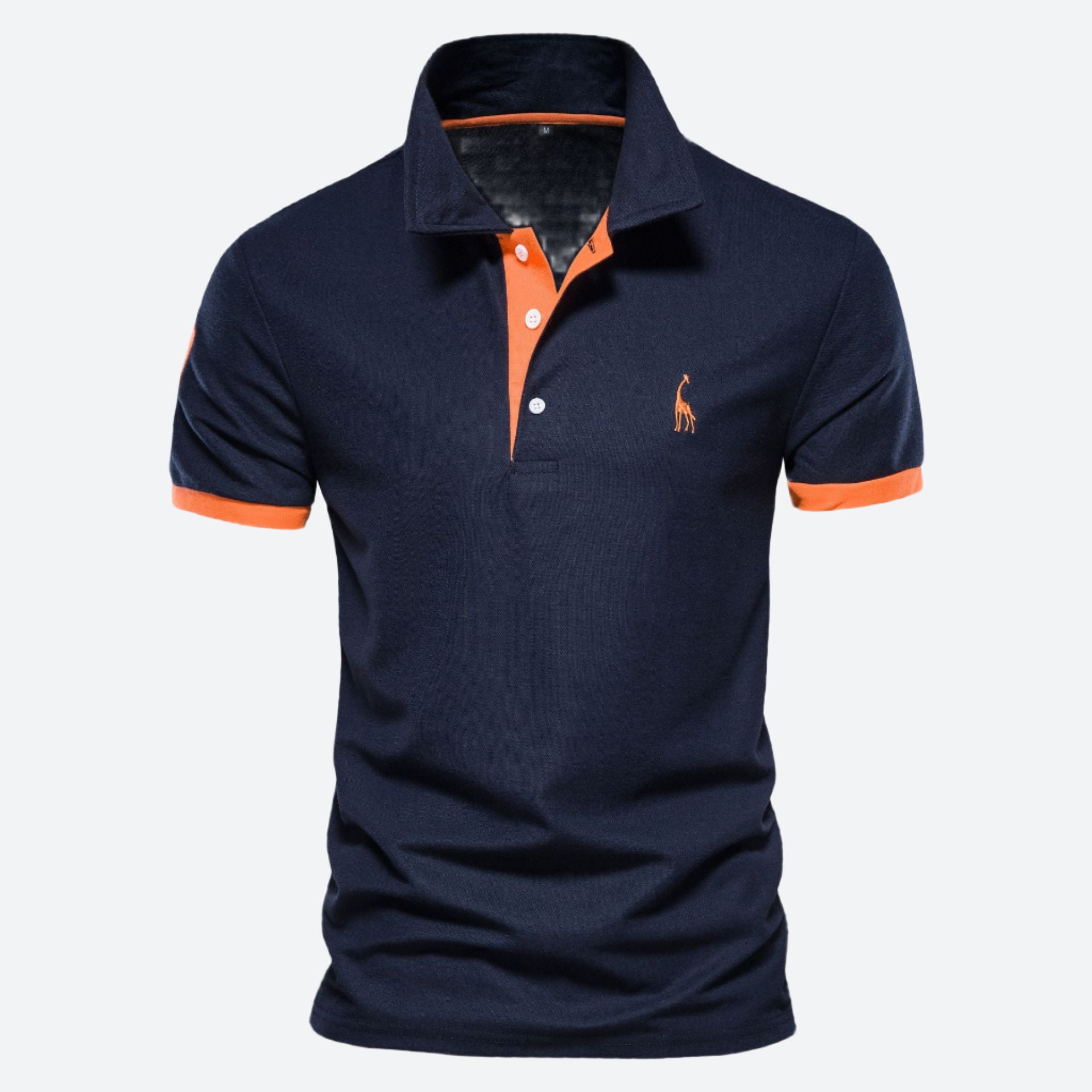 Dunkelblaues Polohemd mit orangefarbenen Akzenten und gesticktem Logo. Stilvoll, modern, ideal für Freizeit und Sport. Hochwertige Baumwolle.