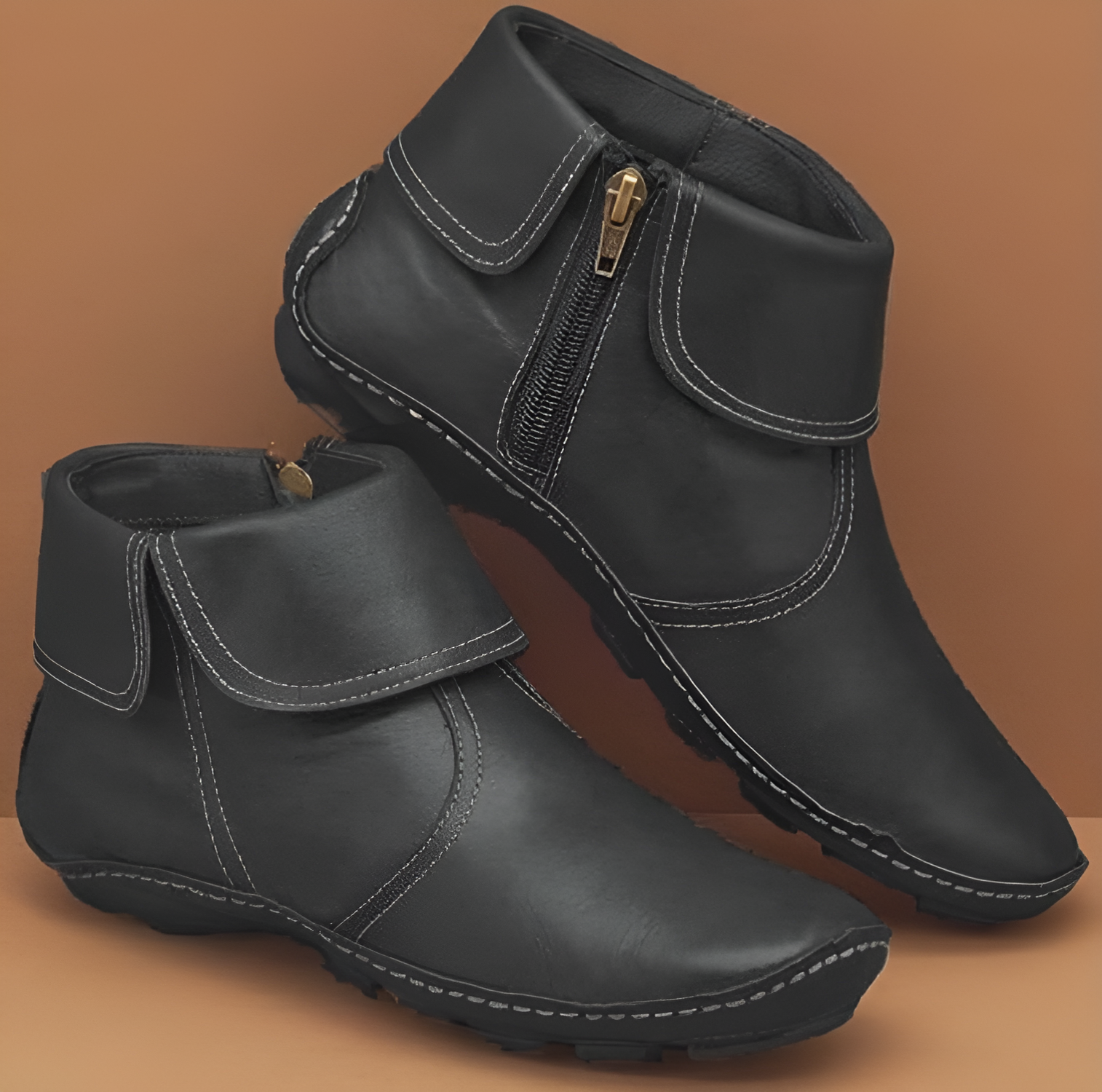 Schwarze Damenstiefeletten mit Reißverschluss, bequeme flache Sohle, elegantes Design, ideal für Herbstmode. Hochwertige Lederoptik.