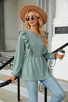 Elegante Frau in blauer Rüschenbluse, Jeans und Hut, hält Kaffeebecher. Modetrend, stilvolle Damenmode, Freizeitlook, Accessoires.